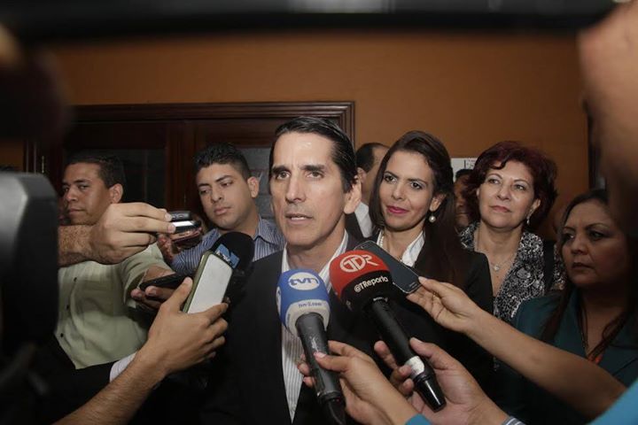 CD pide a la opinión pública prestar atención al actuar de este gobierno: Roux