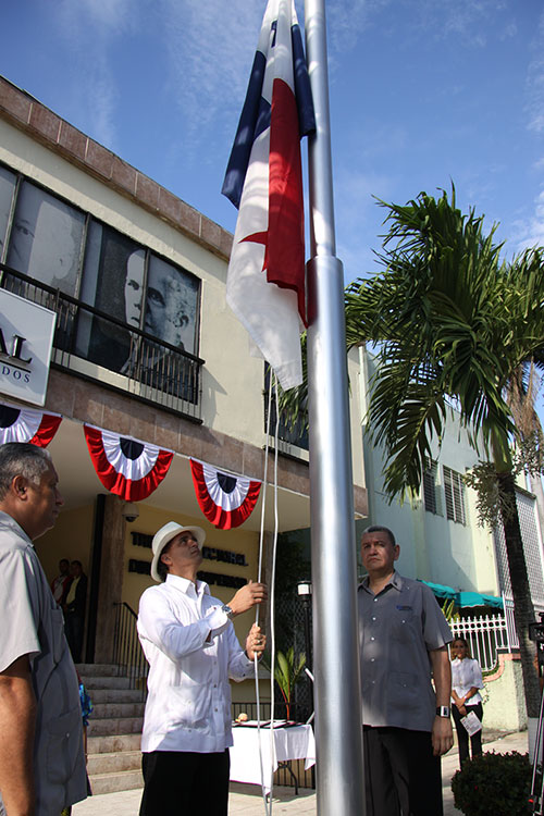 Con izada de la Bandera Nacional â