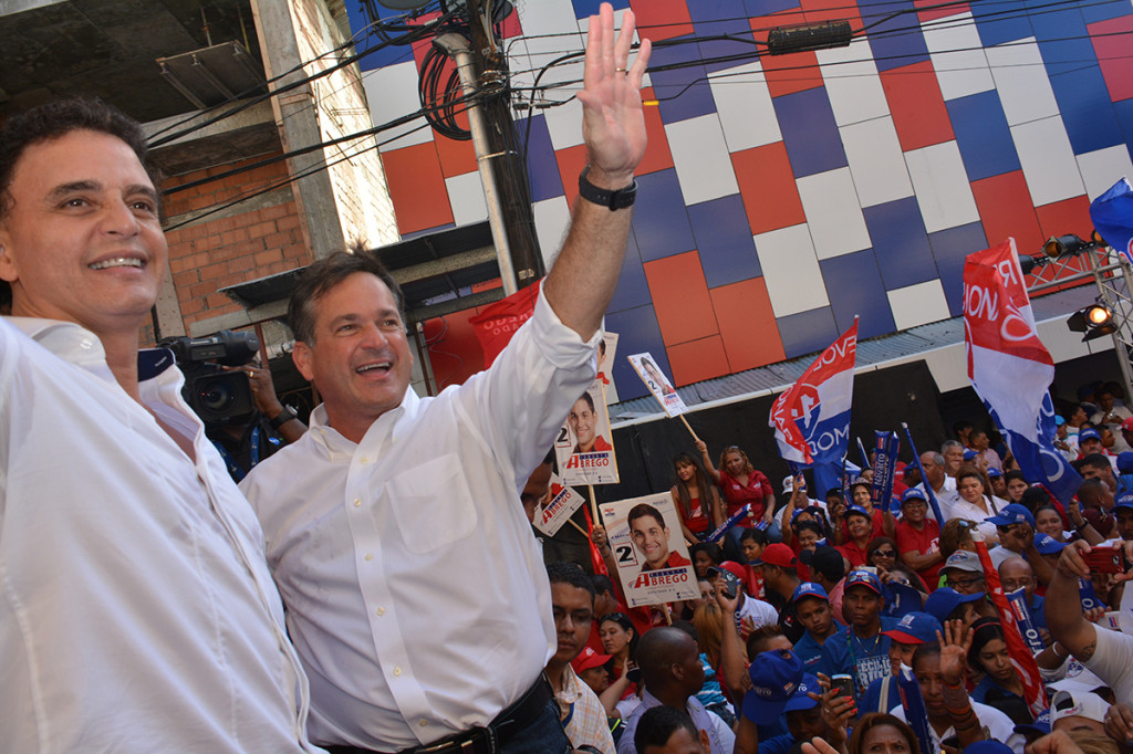 El candidato presidencial del opositor Partido Revolucionario Democrático (PRD), Juan Carlos Navarro, escogió al dirigente independiente Gerardo Solís, como su compañero de nómina