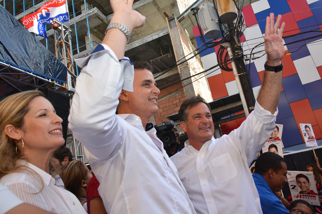 El candidato presidencial del opositor Partido Revolucionario Democrático (PRD), Juan Carlos Navarro, escogió al dirigente independiente Gerardo Solís, como su compañero de nómina