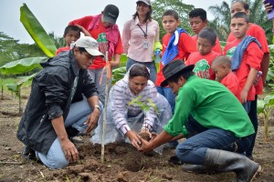 De izquierda a derecha: Narciso Cuba, del Ministerio de Ambiente; Ilya Espino de Marotta, de la ACP y Otilio Matos, segundo Cacique General de la Comarca Guna de Madungandí.